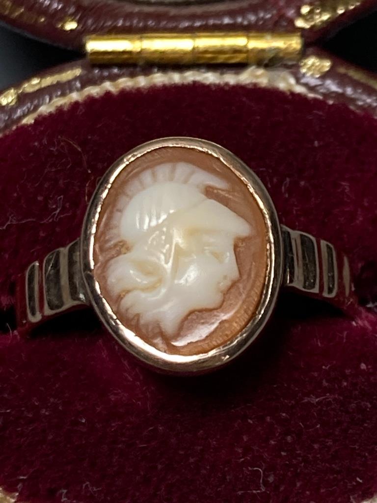 A yellow metal and oval cameo shell set child's ring